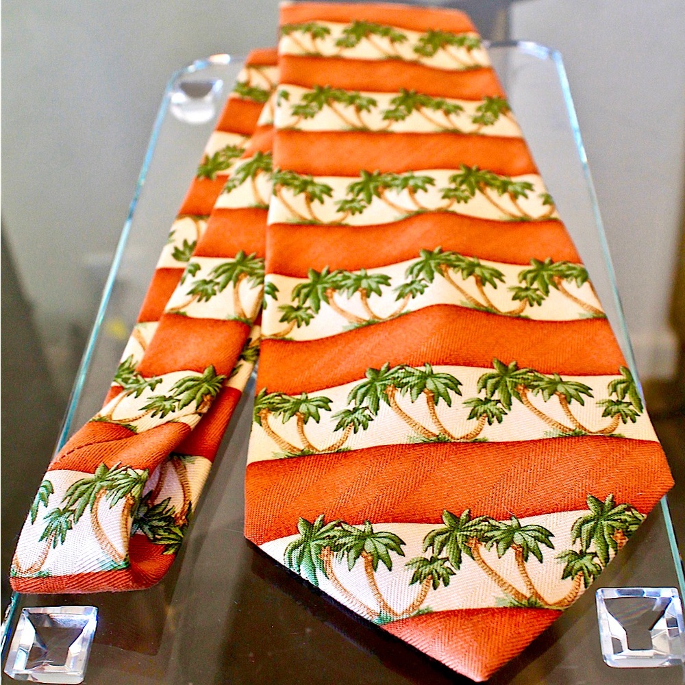 TOMMY BAHAMA MENS TIE SILK PALM TREES MENS VINTAGE 56 L 4 1/2 W MADE USA
